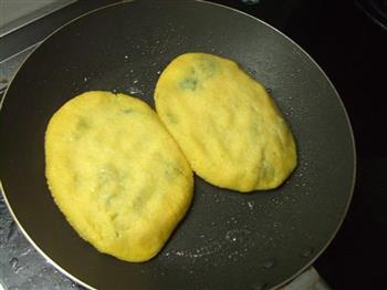 杂粮茴香贴饼子怎么做，杂粮茴香贴饼子怎么做好吃，杂粮茴香贴饼子做法