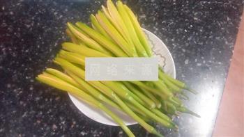 黄花菜汤怎么做，黄花菜汤怎么做好吃，黄花菜汤做法