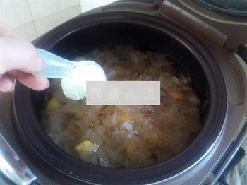 黄桃银耳汤怎么做，黄桃银耳汤怎么做好吃，黄桃银耳汤做法