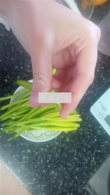 黄花菜汤怎么做，黄花菜汤怎么做好吃，黄花菜汤做法