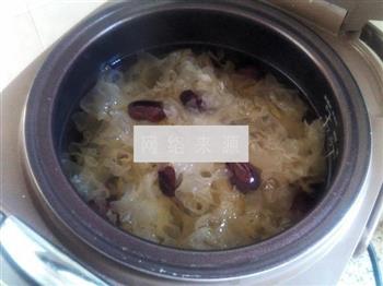 黄桃银耳汤怎么做，黄桃银耳汤怎么做好吃，黄桃银耳汤做法