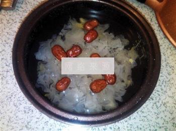 黄桃银耳汤怎么做，黄桃银耳汤怎么做好吃，黄桃银耳汤做法