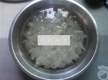 黄桃银耳汤怎么做，黄桃银耳汤怎么做好吃，黄桃银耳汤做法
