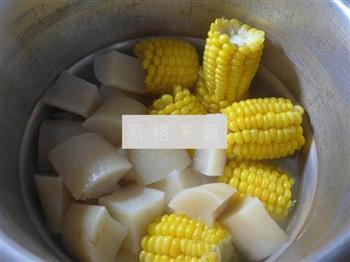 玉米萝卜猪蹄汤怎么做，玉米萝卜猪蹄汤怎么做好吃，玉米萝卜猪蹄汤做法