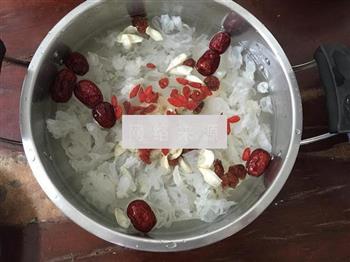 银耳糖水怎么做，银耳糖水怎么做好吃，银耳糖水做法