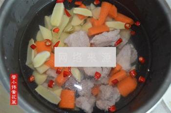 黄花土豆胡萝卜骨汤怎么做，黄花土豆胡萝卜骨汤怎么做好吃，黄花土豆胡萝卜骨汤做法