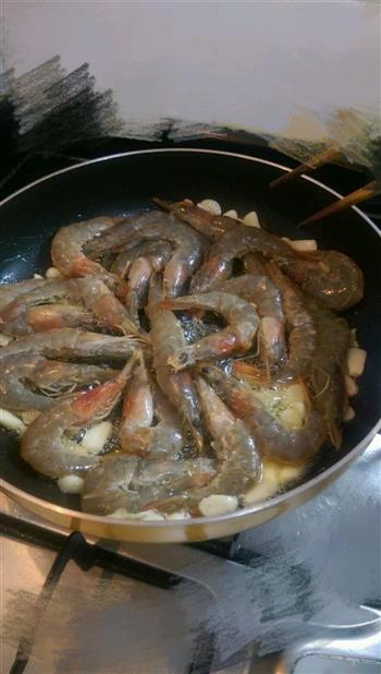 蒜蓉牛油煎虾怎么做，蒜蓉牛油煎虾怎么做好吃，蒜蓉牛油煎虾做法
