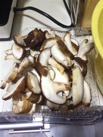 酱油闷鱼丸怎么做，酱油闷鱼丸怎么做好吃，酱油闷鱼丸做法