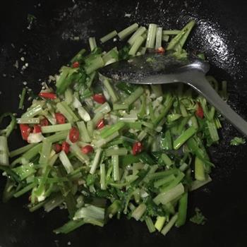 芹菜鱼块怎么做，芹菜鱼块怎么做好吃，芹菜鱼块做法