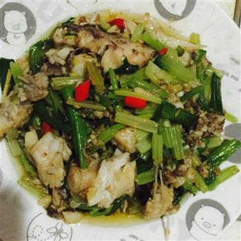 芹菜鱼块怎么做，芹菜鱼块怎么做好吃，芹菜鱼块做法