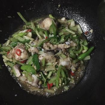 芹菜鱼块怎么做，芹菜鱼块怎么做好吃，芹菜鱼块做法