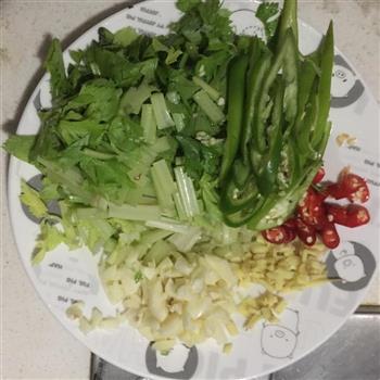 芹菜鱼块怎么做，芹菜鱼块怎么做好吃，芹菜鱼块做法