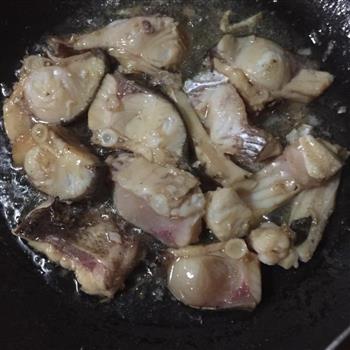 芹菜鱼块怎么做，芹菜鱼块怎么做好吃，芹菜鱼块做法