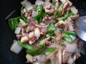 牛肉小炒鱿鱼怎么做，牛肉小炒鱿鱼怎么做好吃，牛肉小炒鱿鱼做法