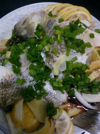 葱香清蒸鲈鱼怎么做，葱香清蒸鲈鱼怎么做好吃，葱香清蒸鲈鱼做法