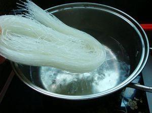 砂锅骨头汤粉丝怎么做，砂锅骨头汤粉丝怎么做好吃，砂锅骨头汤粉丝做法