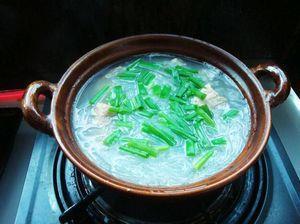 砂锅骨头汤粉丝怎么做，砂锅骨头汤粉丝怎么做好吃，砂锅骨头汤粉丝做法