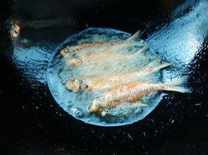 香酥小河鱼怎么做，香酥小河鱼怎么做好吃，香酥小河鱼做法