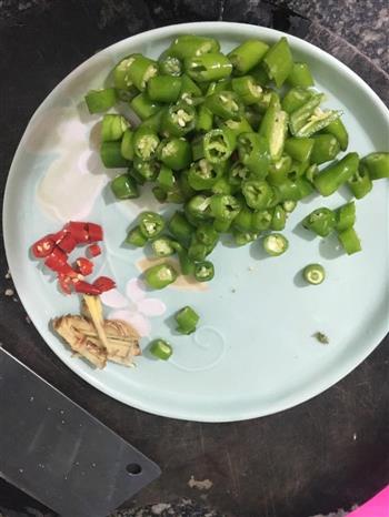 青椒炒小河鱼怎么做，青椒炒小河鱼怎么做好吃，青椒炒小河鱼做法