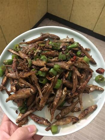 青椒炒小河鱼怎么做，青椒炒小河鱼怎么做好吃，青椒炒小河鱼做法