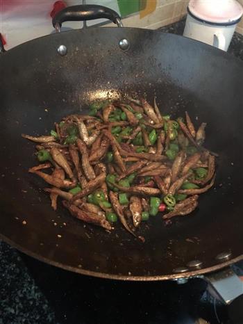 青椒炒小河鱼怎么做，青椒炒小河鱼怎么做好吃，青椒炒小河鱼做法