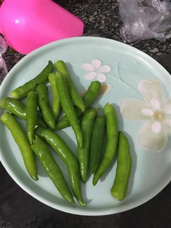 青椒炒小河鱼怎么做，青椒炒小河鱼怎么做好吃，青椒炒小河鱼做法