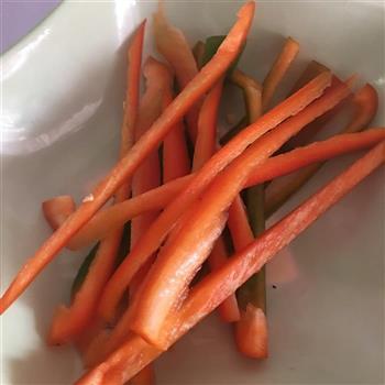拌青椒丝怎么做，拌青椒丝怎么做好吃，拌青椒丝做法