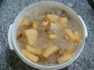 葡萄干哈密瓜银耳怎么做，葡萄干哈密瓜银耳怎么做好吃，葡萄干哈密瓜银耳做法