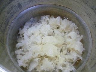 葡萄干哈密瓜银耳怎么做，葡萄干哈密瓜银耳怎么做好吃，葡萄干哈密瓜银耳做法