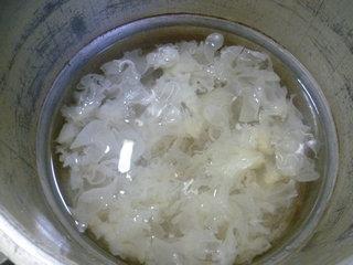 葡萄干哈密瓜银耳怎么做，葡萄干哈密瓜银耳怎么做好吃，葡萄干哈密瓜银耳做法