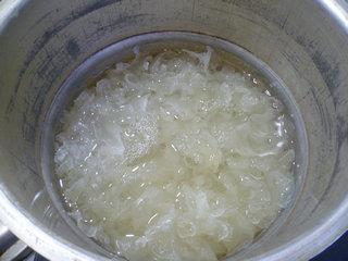 葡萄干哈密瓜银耳怎么做，葡萄干哈密瓜银耳怎么做好吃，葡萄干哈密瓜银耳做法