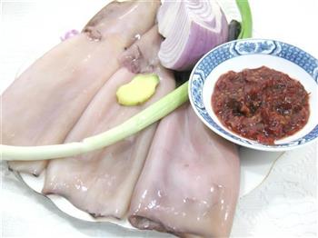 辣酱炒鱿鱼圈怎么做，辣酱炒鱿鱼圈怎么做好吃，辣酱炒鱿鱼圈做法