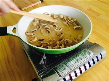 蘑菇浓汤怎么做，蘑菇浓汤怎么做好吃，蘑菇浓汤做法