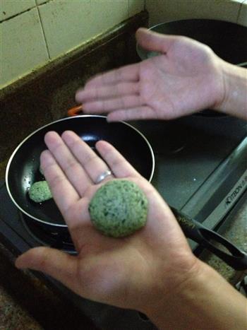 香煎蒿子粑粑怎么做，香煎蒿子粑粑怎么做好吃，香煎蒿子粑粑做法