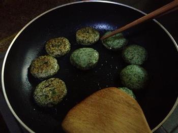 香煎蒿子粑粑怎么做，香煎蒿子粑粑怎么做好吃，香煎蒿子粑粑做法