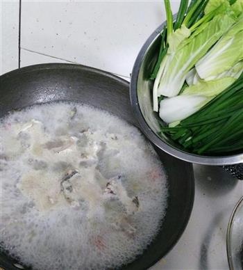鲜鲫鱼汤怎么做，鲜鲫鱼汤怎么做好吃，鲜鲫鱼汤做法