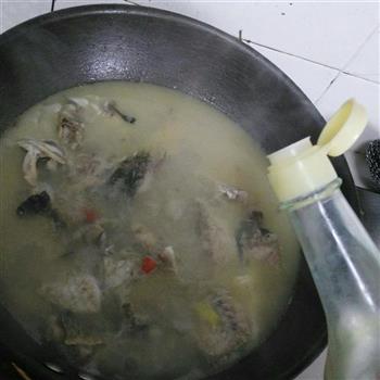 鲜鲫鱼汤怎么做，鲜鲫鱼汤怎么做好吃，鲜鲫鱼汤做法