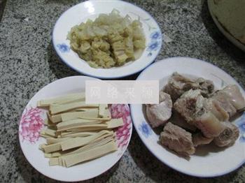 千张酸菜排骨汤怎么做，千张酸菜排骨汤怎么做好吃，千张酸菜排骨汤做法