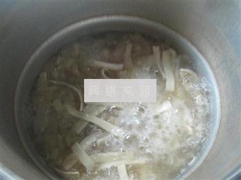 千张酸菜排骨汤怎么做，千张酸菜排骨汤怎么做好吃，千张酸菜排骨汤做法