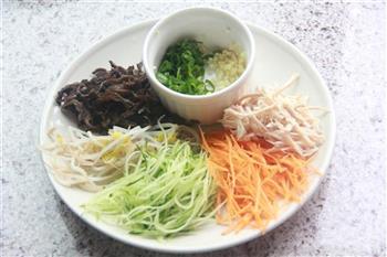 鸡丝凉面怎么做，鸡丝凉面怎么做好吃，鸡丝凉面做法