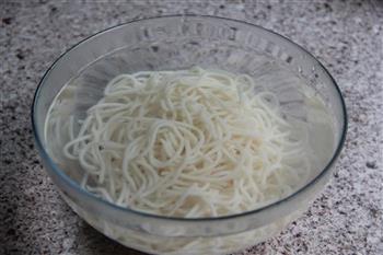 鸡丝凉面怎么做，鸡丝凉面怎么做好吃，鸡丝凉面做法