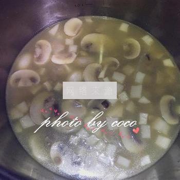 鸡蓉蘑菇粟米忌廉汤怎么做，鸡蓉蘑菇粟米忌廉汤怎么做好吃，鸡蓉蘑菇粟米忌廉汤做法