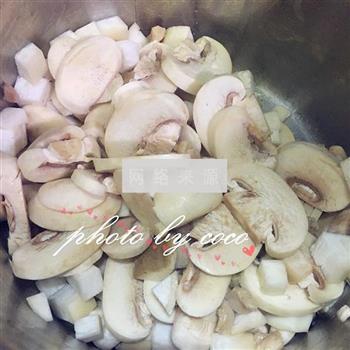 鸡蓉蘑菇粟米忌廉汤怎么做，鸡蓉蘑菇粟米忌廉汤怎么做好吃，鸡蓉蘑菇粟米忌廉汤做法