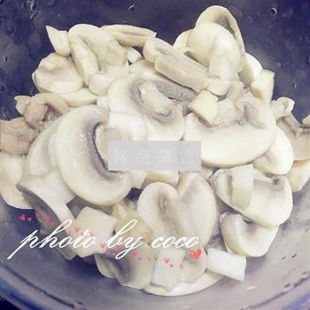 鸡蓉蘑菇粟米忌廉汤怎么做，鸡蓉蘑菇粟米忌廉汤怎么做好吃，鸡蓉蘑菇粟米忌廉汤做法