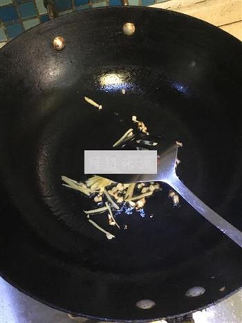 金针菇牛肉汤怎么做，金针菇牛肉汤怎么做好吃，金针菇牛肉汤做法