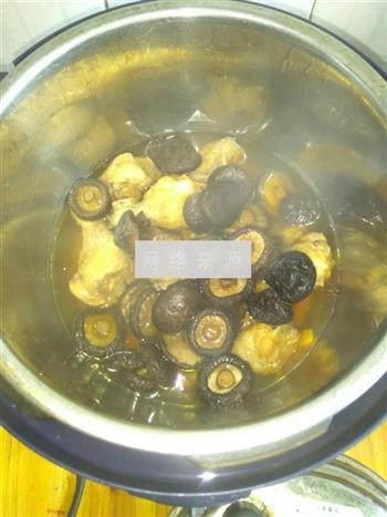 香菇鸡腿汤怎么做，香菇鸡腿汤怎么做好吃，香菇鸡腿汤做法