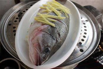 年夜饭-清蒸鲈鱼怎么做，年夜饭-清蒸鲈鱼怎么做好吃，年夜饭-清蒸鲈鱼做法