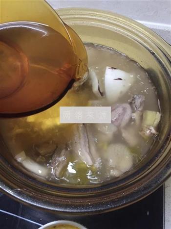 椰子板栗煲鸡怎么做，椰子板栗煲鸡怎么做好吃，椰子板栗煲鸡做法