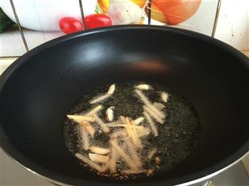 洋葱炒鳝丝怎么做，洋葱炒鳝丝怎么做好吃，洋葱炒鳝丝做法