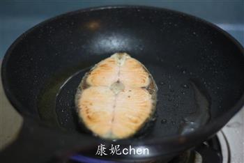 黑椒汁三文鱼扒怎么做，黑椒汁三文鱼扒怎么做好吃，黑椒汁三文鱼扒做法